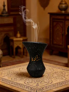 Detailansicht des Harz-Räucherfasses mit goldener arabischer Kalligrafie und Sternenhimmel-Design.