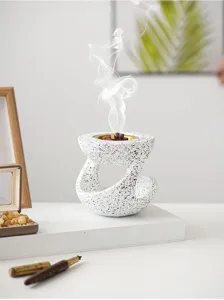 Primo piano del bruciatore di incenso in resina creativo moderno con dettagli di trama.