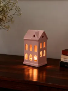 Bougeoir maison en céramique rose élégant pour décoration intérieure et ambiance chaleureuse.