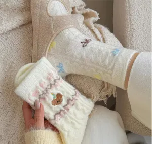 Calze medie spesse in morbido peluche da donna, dettagli ricamati con cartoni animati.