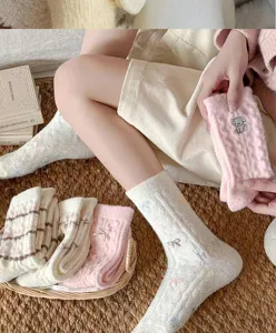 Calzini invernali spessi e morbidi da donna con ricamo cartoon, calde calze da casa comode.