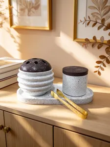 Elegante set bruciatore di incenso in ceramica in stile arabo con vassoio e pinze.
