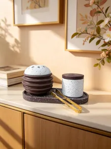 Set bruciatore di incenso in ceramica mediorientale, dettaglio del vassoio diffusore.