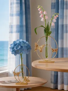 Nordische Eisenkunst Reagenzglas Glasvase mit goldenem Schmetterling für Tischdeko.