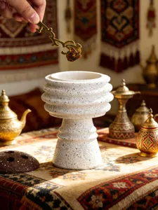 Bruciatore di incenso alto bianco maculato in stile orientale arabo per la decorazione domestica.