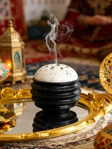 Dettagli squisiti del bruciatore di incenso arabo a nido d'ape per la decorazione.