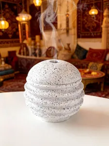 Squisito incenso mediorientale in stile arabo con design maculato e scanalature decorative