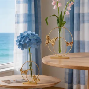 Nordischer Eisenkunst Reagenzglas Glasvase mit goldenem Schmetterlingsdekor für Zuhause.