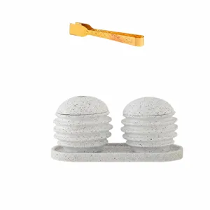 Set bruciatore di incenso a nido d'ape in ceramica stile arabo con vassoio e pinza dorata.