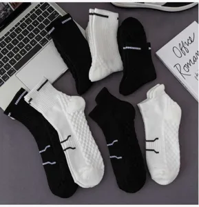Detailansicht der sportlichen Herren Frotteesocken, schwarz weiße strukturierte Sportsocken.