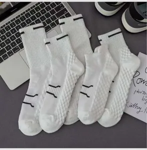 Nahaufnahme von weißen Sport-Frotteesocken mit schwarzen Streifen im flachen Layout-Stil.