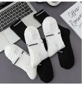 Detailaufnahme von sportlichen Frotteesocken in Schwarz und Weiß, bequeme Sportsocken.