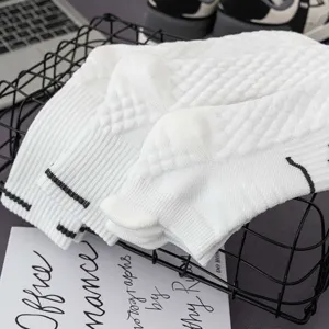 Herren weiße sportliche Frottee-Socken mit schwarzen Streifen für Laufsport und Training.