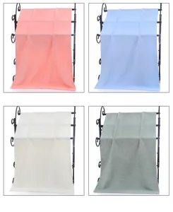 Grille de détail de serviettes de bain en molleton corail présentant plusieurs couleurs.