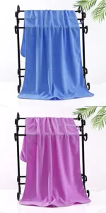 Λεπτομερης οψη μαλακης πετσετας μπανιου απο κοραλλιογενες φλις σε μεταλλικη βαση.