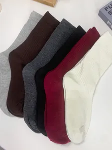 Détail rapproché de chaussettes mi-mollet côtelées douces aux coloris variés, tissu confortable.