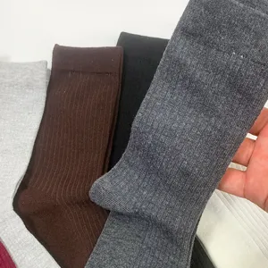 Chaussettes mi-jambes côtelées et confortables pour femmes, couleurs unies polyvalentes.