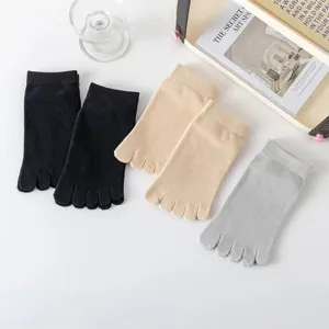 Vista dettagliata di calze a cinque dita in tinta unita nera, beige e grigia, anti-odore.
