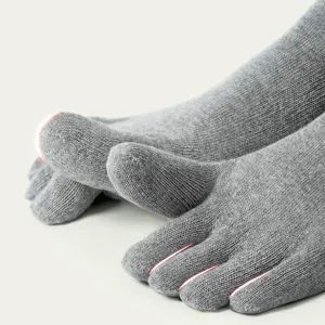 Comode calze a cinque dita grigio unito, traspiranti e assorbenti per sport e tempo libero.