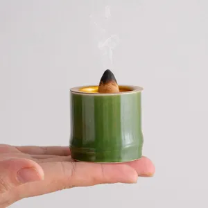 Bruciatore di incenso in ceramica verde a forma di bambù creativo per la scrivania.