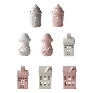 Detail de bougeoir creux en ceramique, lanterne de maison en porcelaine, decor blanc rose.