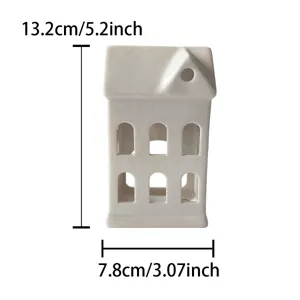 Vue detaillee du bougeoir en ceramique blanche avec dimensions et ouvertures de fenetres.
