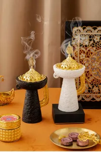 Inciensario de estilo oriental con tapa de cúpula dorada, diseño de resina para fragancia del hogar.