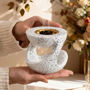 Moderno bruciatore di incenso in resina con ciotola sospesa, elegante decorazione per la casa.
