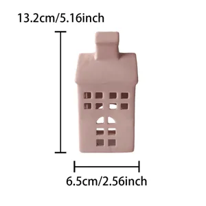 Vue détaillée du bougeoir maison en céramique rose, décoration d'intérieur taille 13.2x6.5cm.