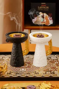 Elegante quemador de incienso árabe alto con asa dorada y un estilo oriental tradicional.