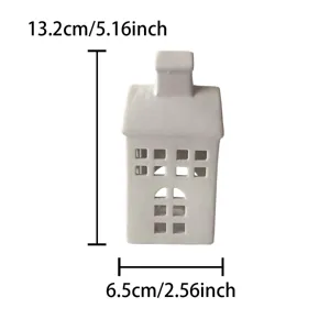 Vue détaillée du bougeoir maison creux en céramique blanche avec fenêtres pour la déco.
