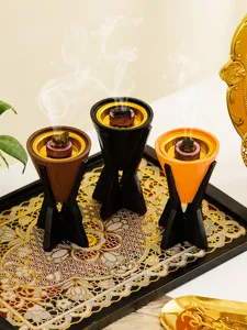 Détail de brûleur d'encens en résine imitation bois au design traditionnel oriental.