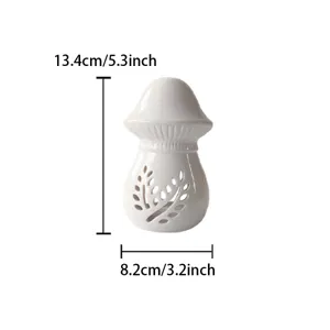 Gros plan sur le bougeoir champignon en céramique blanche avec de délicats détails ajourés.