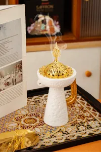 Quemador de incienso de estilo árabe de Oriente Medio con tapa de cúpula dorada decorativa.