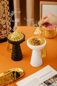 Quemador de incienso de estilo árabe de Oriente Medio con tapa de cúpula dorada y asa única.