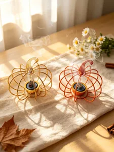Metall Kürbis Räucherstäbchenhalter Set, elegantes hohles Design, ideal für moderne Tischdeko.