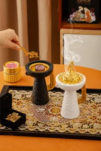 Quemador de incienso árabe con cúpula dorada, diseño de pie alto y elegante estilo oriental.