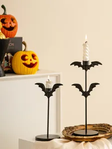 Ensemble de bougeoirs chauve-souris en fer pour décoration de table d'intérieur détail.
