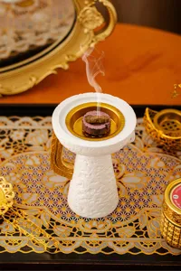 Elegante incensario árabe de resina con asa y bandeja doradas para aroma del hogar.