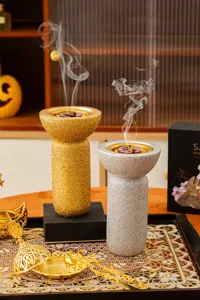 Bruciatore di incenso in resina glitterata stile Medio Oriente dettaglio di arredamento.