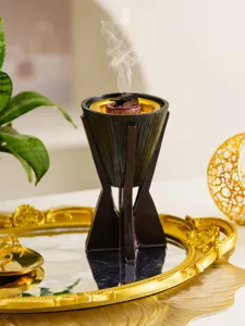 Vue détaillée du brûleur d'encens en résine effet bois, porte-encens de style oriental élégant.