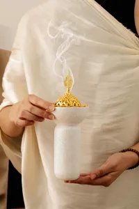 Elegante bruciatore di incenso arabo in resina con coperchio dorato e corpo bianco glitterato.