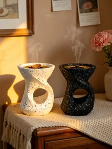 Detalle de quemador de incienso de resina creativo moderno con diseño de agujero único para hogar.