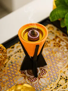 Brûleur d'encens en résine effet bois cône inversé avec support noir et plateau métallique.