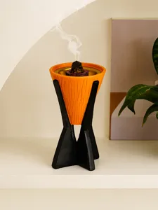 Brûleur d'encens en résine en forme de cône inversé avec finition grain de bois et support.