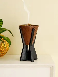 Vue en gros plan détaillée du brûleur d'encens en résine à grain de bois conique