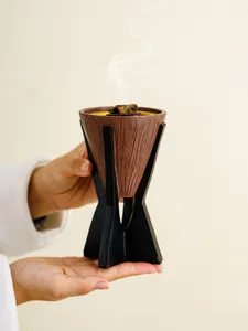 Brûleur d'encens en résine en cône inversé imitation bois avec support noir élégant.
