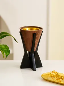 Détail du brûleur d'encens en résine effet bois avec bol intérieur doré élégant.