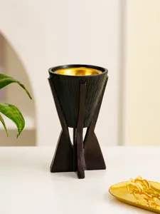 Vue détaillée du brûleur d'encens conique en résine avec texture bois et cuve intérieure dorée.