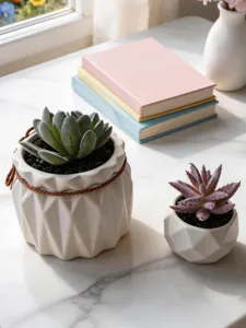 Succulentes artificielles en pot détail, pots céramique blanche, décoration bureau élégante.